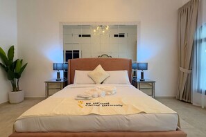 5 habitaciones, escritorio y tabla de planchar con plancha 