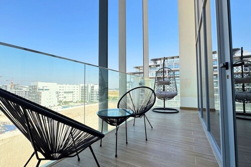 Palm Grove: Elegant 2BR Oasis