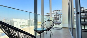 Palm Grove: Elegant 2BR Oasis