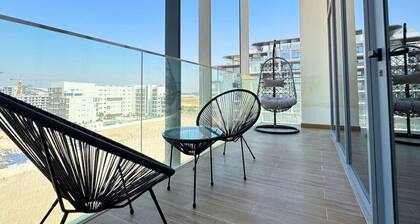 Palm Grove: Elegant 2BR Oasis