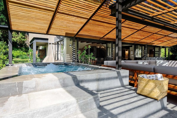 Outdoor spa tub