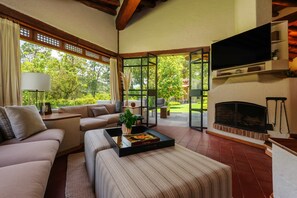 Fernseher, Kamin, Arbeitsbereiche