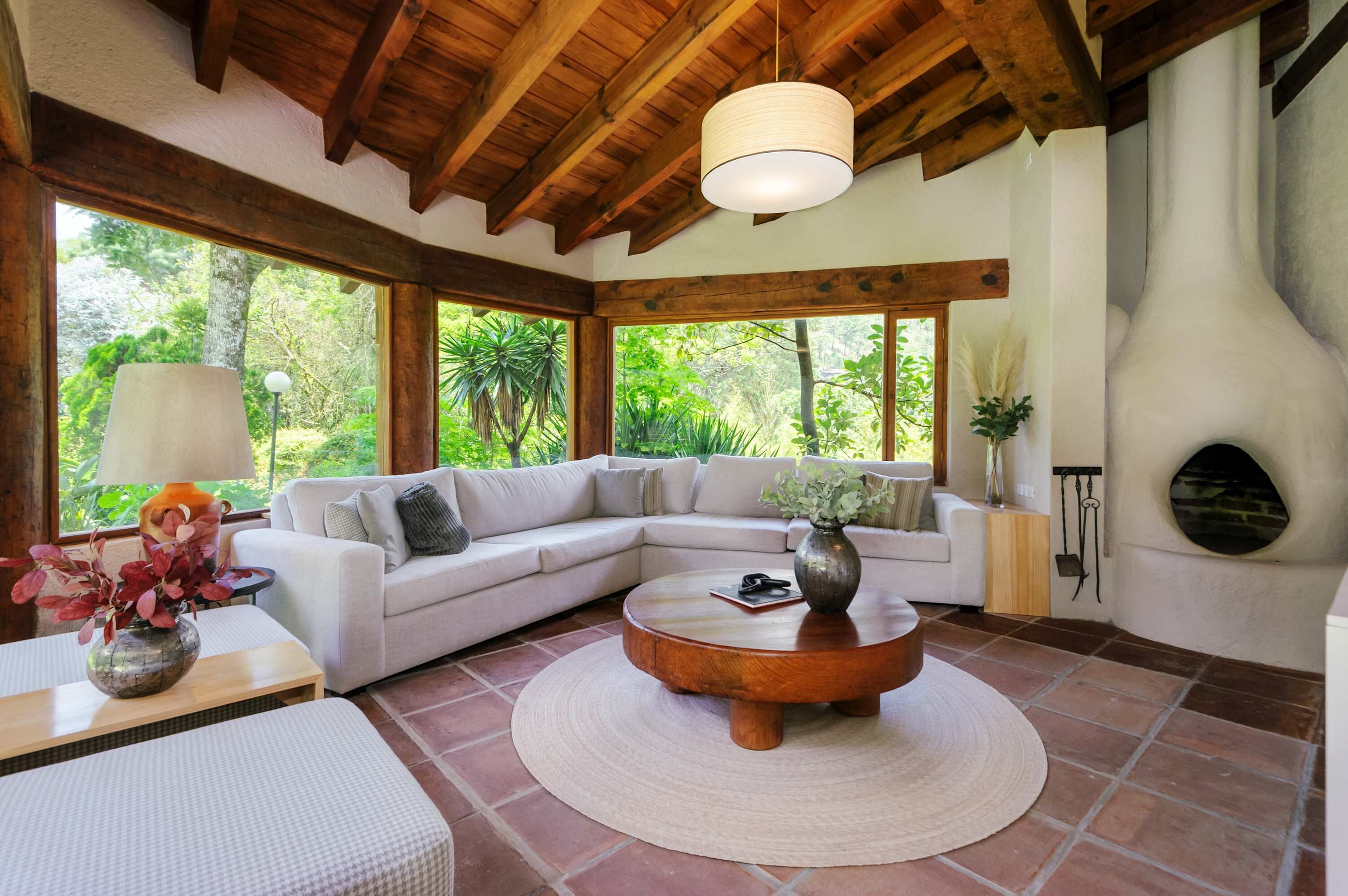 Televisie, een open haard en een kantoor