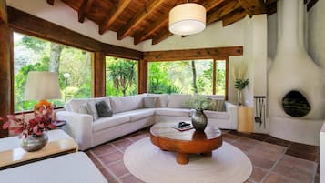 Una televisión, una chimenea, una oficina