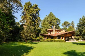 Exterior - Casas Abi: A Riverside Sanctuary with Firepit in Avándaro (Valle de Bravo)