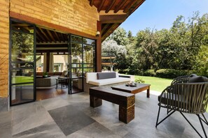 Outdoor dining - Casas Abi: A Riverside Sanctuary with Firepit in Avándaro (Valle de Bravo)