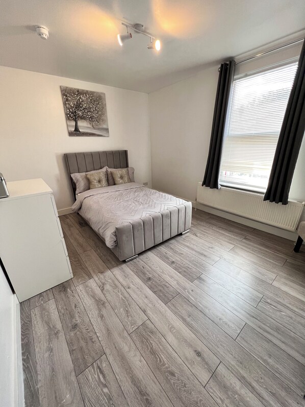 House | 3 bedrooms, free WiFi, bed sheets - Gillingham - 3 Beds - Sleeps 6 - Garden - Wifi (Gillingham)