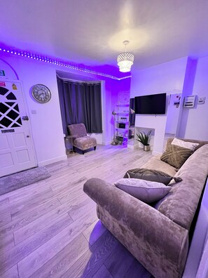 House | Living area | TV - Gillingham - 3 Beds - Sleeps 6 - Garden - Wifi (Gillingham)