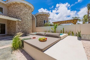 2 bedrooms - Newly Renovated Amazing Location Private Pool (Noord)