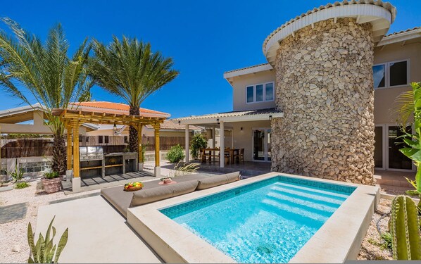 2 bedrooms - Newly Renovated Amazing Location Private Pool (Noord)