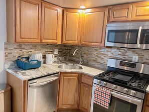 Een koelkast, een microgolfoven, een oven, een kookplaat