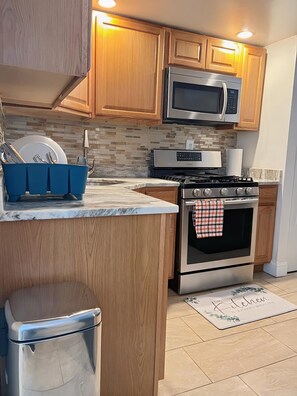 Fridge, microwave, oven, stovetop - Home for professionals (Baltimore)
