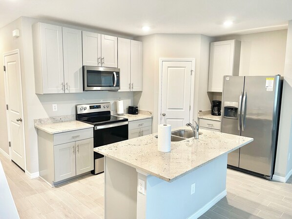 Refrigerador, microondas, horno y parrilla de estufa