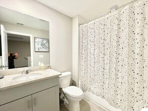 SĂšche-cheveux, serviettes fournies, savon, papier toilette