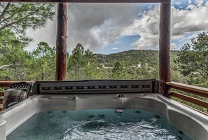 Outdoor spa tub - Thunder Lodge (Ruidoso)