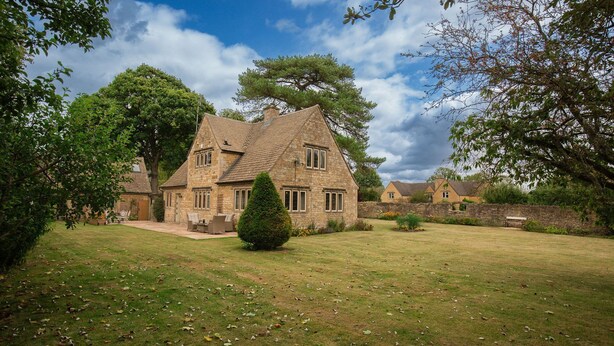 A stone house with a large lawn and trees. - Arlington House - sleeps 6 guests  in 3 bedrooms (Lower Slaughter)
