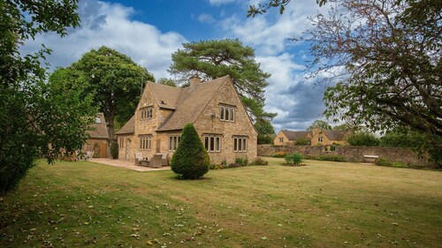 Arlington House - sleeps 6 guests  in 3 bedrooms