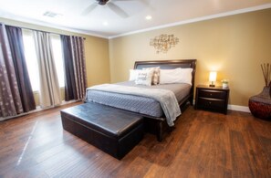 4 makuuhuonetta, työpöytä, silitysrauta/-lauta, vauvan matkasänky