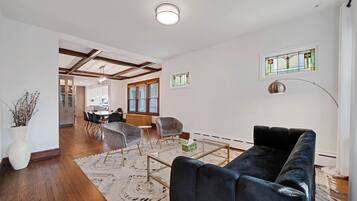 House, 4 Bedrooms | Ruang tamu