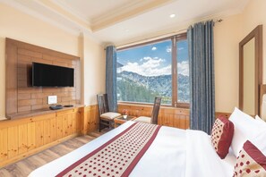 Comfort dubbelrum - utsikt mot staden | Arbetsyta för laptop, strykjärn/strykbräda och gratis wi-fi