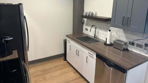 Una cucina moderna con lavastoviglie, lavello e tostapane.