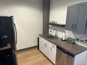 Fridge, microwave, stovetop, dishwasher