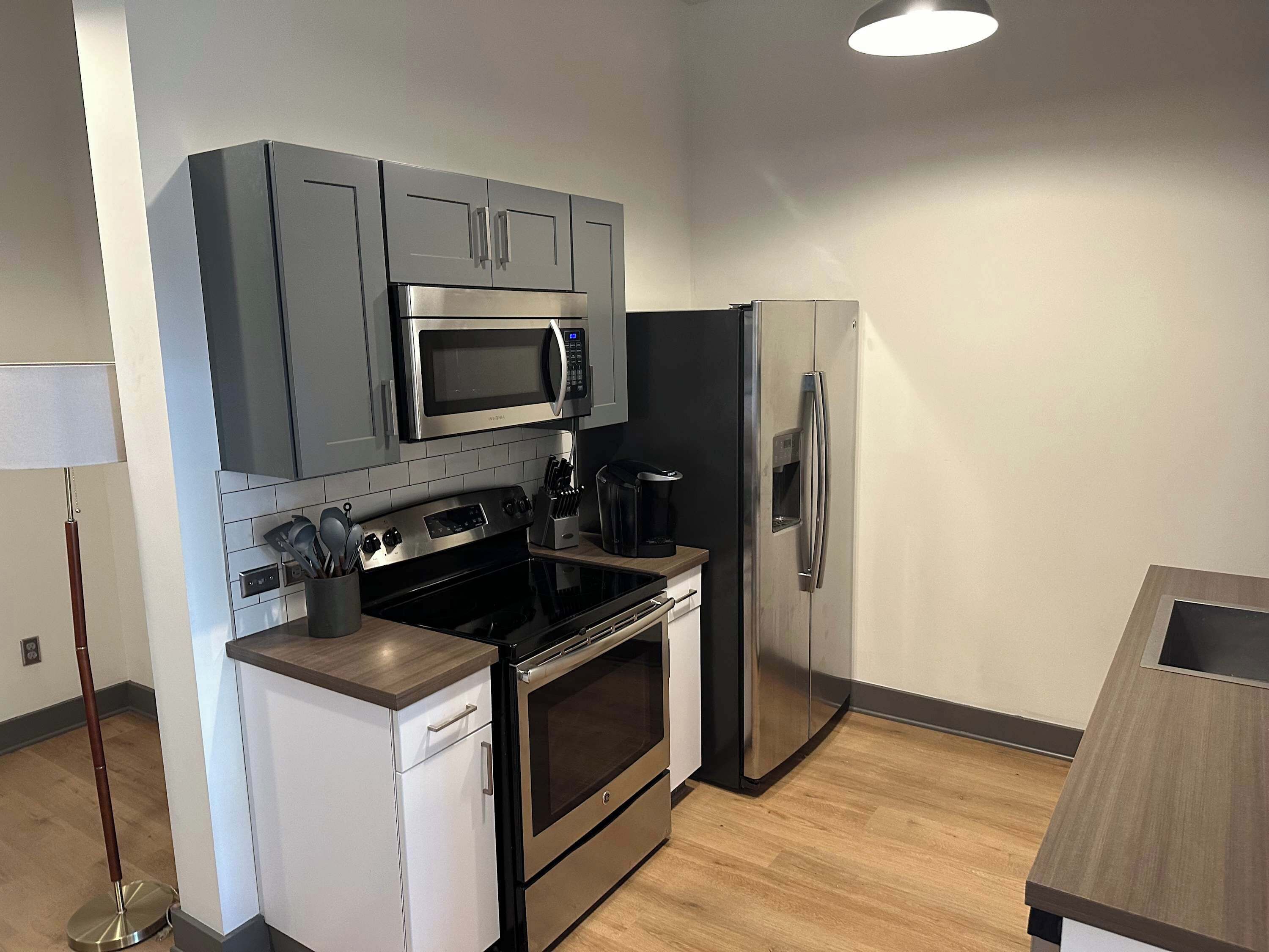 Kühlschrank, Mikrowelle, Herdplatte, Geschirrspüler