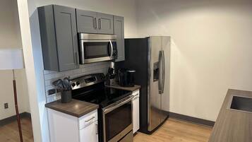 Frigorifero, microonde, piano cottura, lavastoviglie