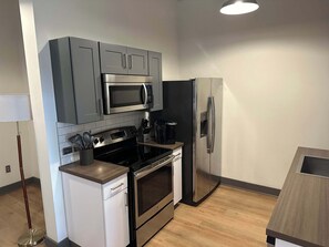 Frigorífic, microones, placa de cuina i rentaplats 