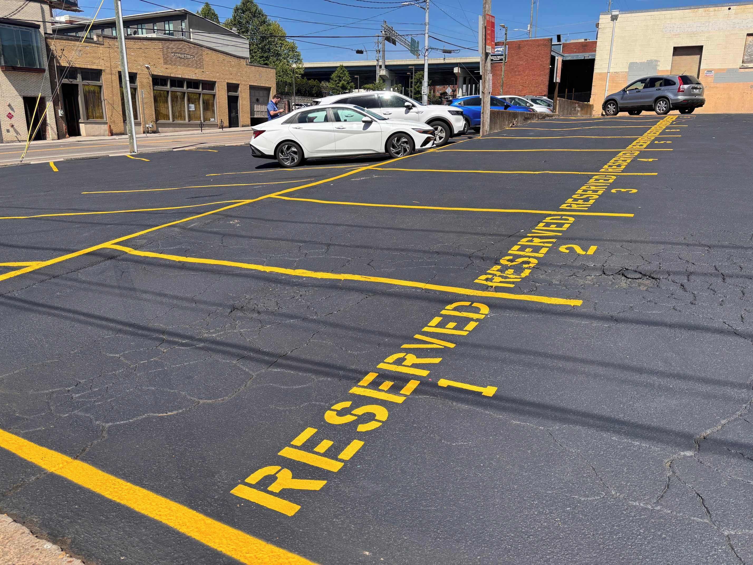 Un estacionamiento con espacios reservados señalizados.