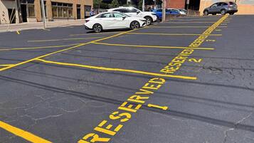 Un estacionamiento con espacios reservados señalizados.