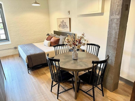 Dining. Knoxville Old City Hideaway - Free Parking