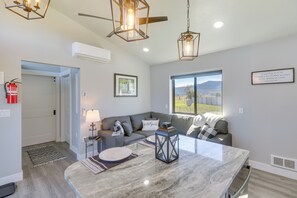 TV, books - "The Farmhouse": Near Flathead Lake & Skiing (Kalispell)