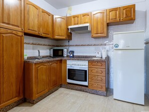 Fridge, microwave, oven, coffee/tea maker - 2A Apartment Abrigos, Wifi and balcony (Los Abrigos)