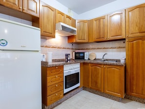 Kühlschrank, Mikrowelle, Ofen, Wasserkocher mit Kaffee-/Teezubehör