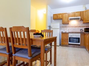 Fridge, microwave, oven, coffee/tea maker