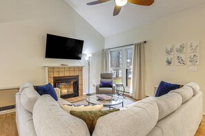 TV, books - 11 Miles to Saratoga Race Course: Upstate Retreat! (Ballston Spa)