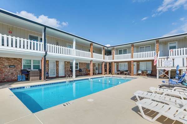North Myrtle Beach Vacation Rental | Studio | 1BA | 1 Step Required | 285 Sq Ft