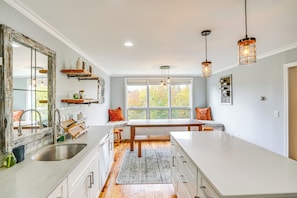 Interior - Mtn & Foliage Views: Modern Mount Snow Stay! (Dover)