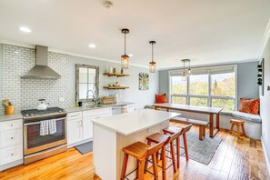 Réfrigérateur, micro-ondes, plaque de cuisson, lave-vaisselle