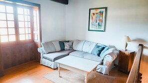 TV, books - Gite du Lac - Lake Vouglans (Largillay-Marsonnay)