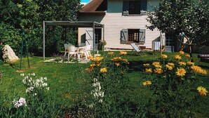 Outdoor dining - Gite du Lac - Lake Vouglans (Largillay-Marsonnay)