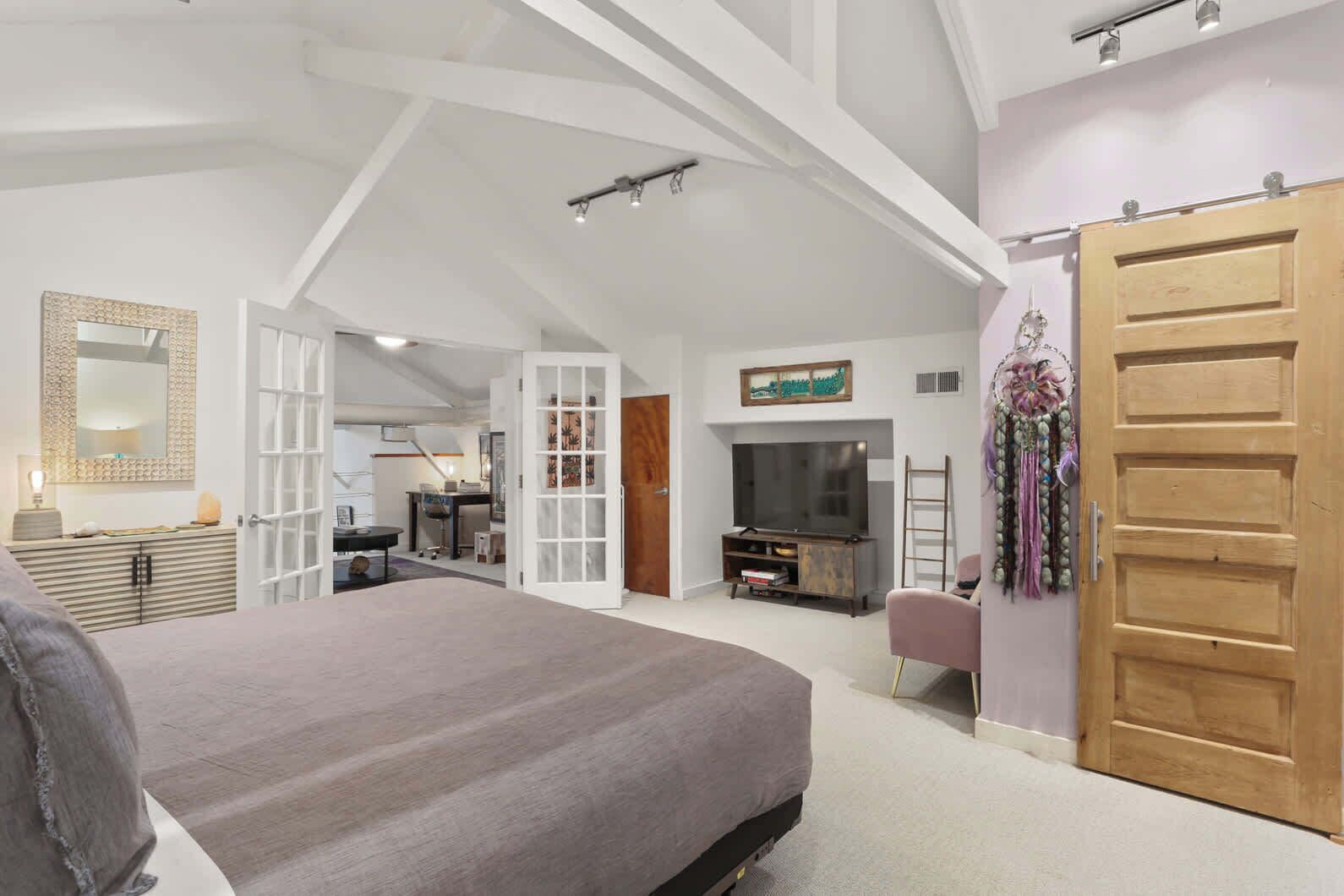 2 bedrooms, desk, iron/ironing board, WiFi