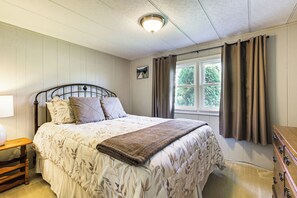 2 bedrooms, desk, travel cot, Internet