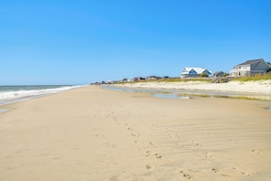 På stranden