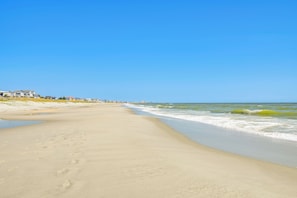 På stranden