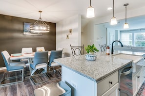Dining - 2 Mi to Hollywood Casino: Charles Town Townhome! (Charles Town)