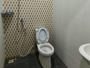 Deluxe Double Room | Bathroom - Tentrem Guesthouse Baru (Pati)
