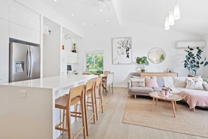 Appartement, 2 chambres, vue plage | Coin séjour