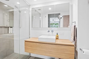 Apartment, 2 Bedrooms, Beach View | Bathroom